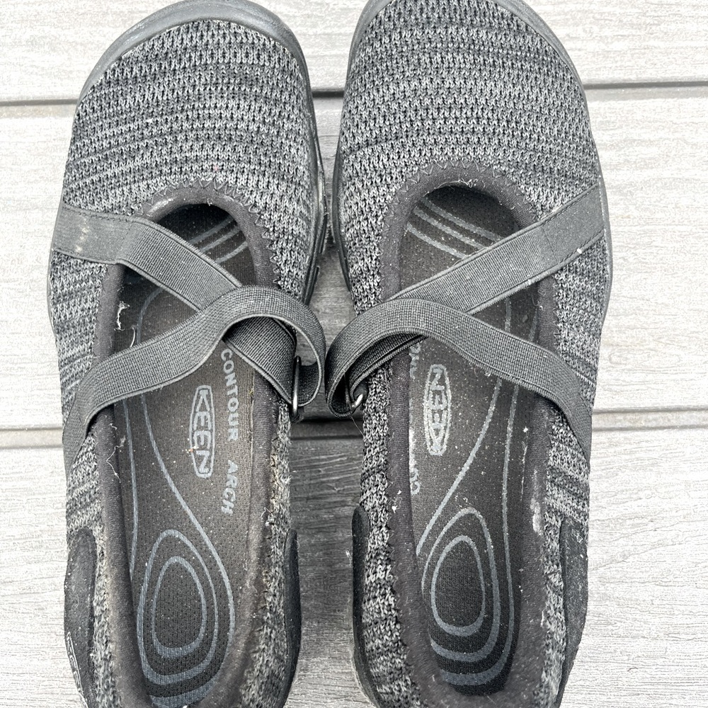 Women’s black Keen strappy water shoes, US size 5